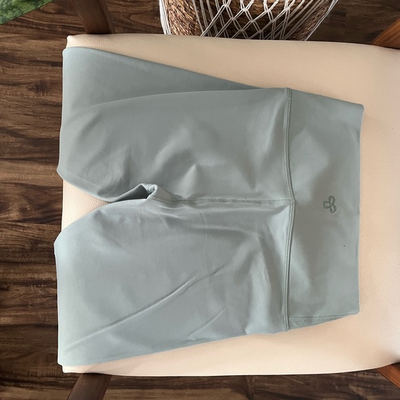 TNA (atmosphere) high rise ankle leggings in sage BNWOT. Tried on- never worn. - Picture 3 of 6